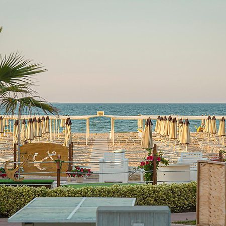 Hotel Avana Fronte Mare Riccione Exteriör bild